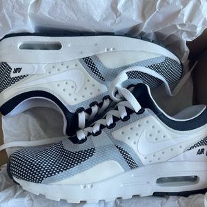 5.5Y/Women’s 7 Nike Air Max Zeros
